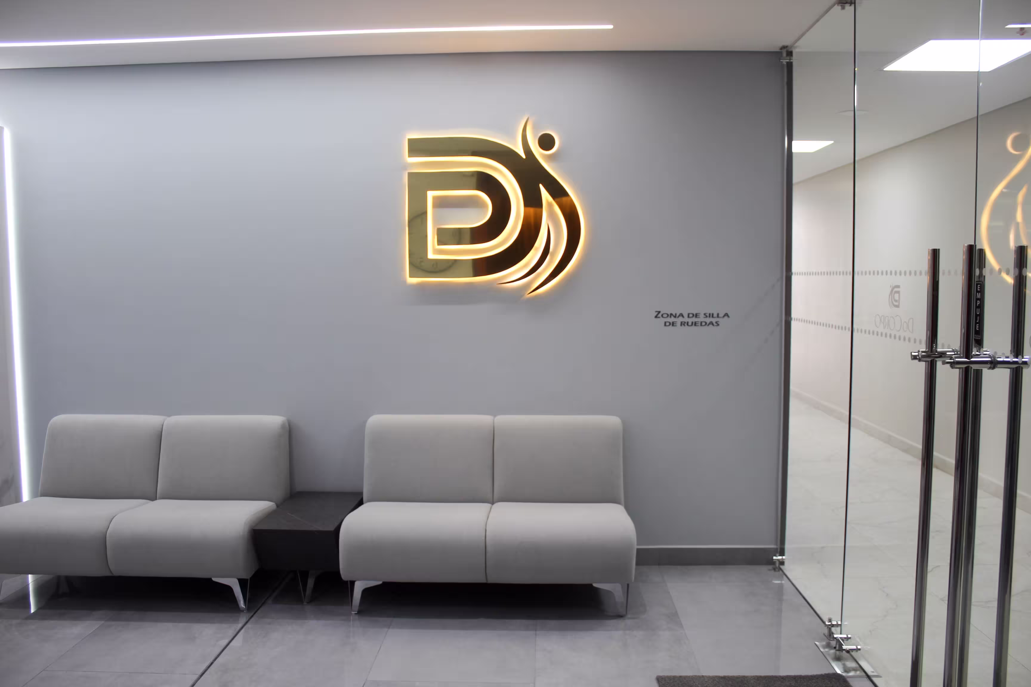Sala de consulta médica DoCorpo con iluminación clínica premium